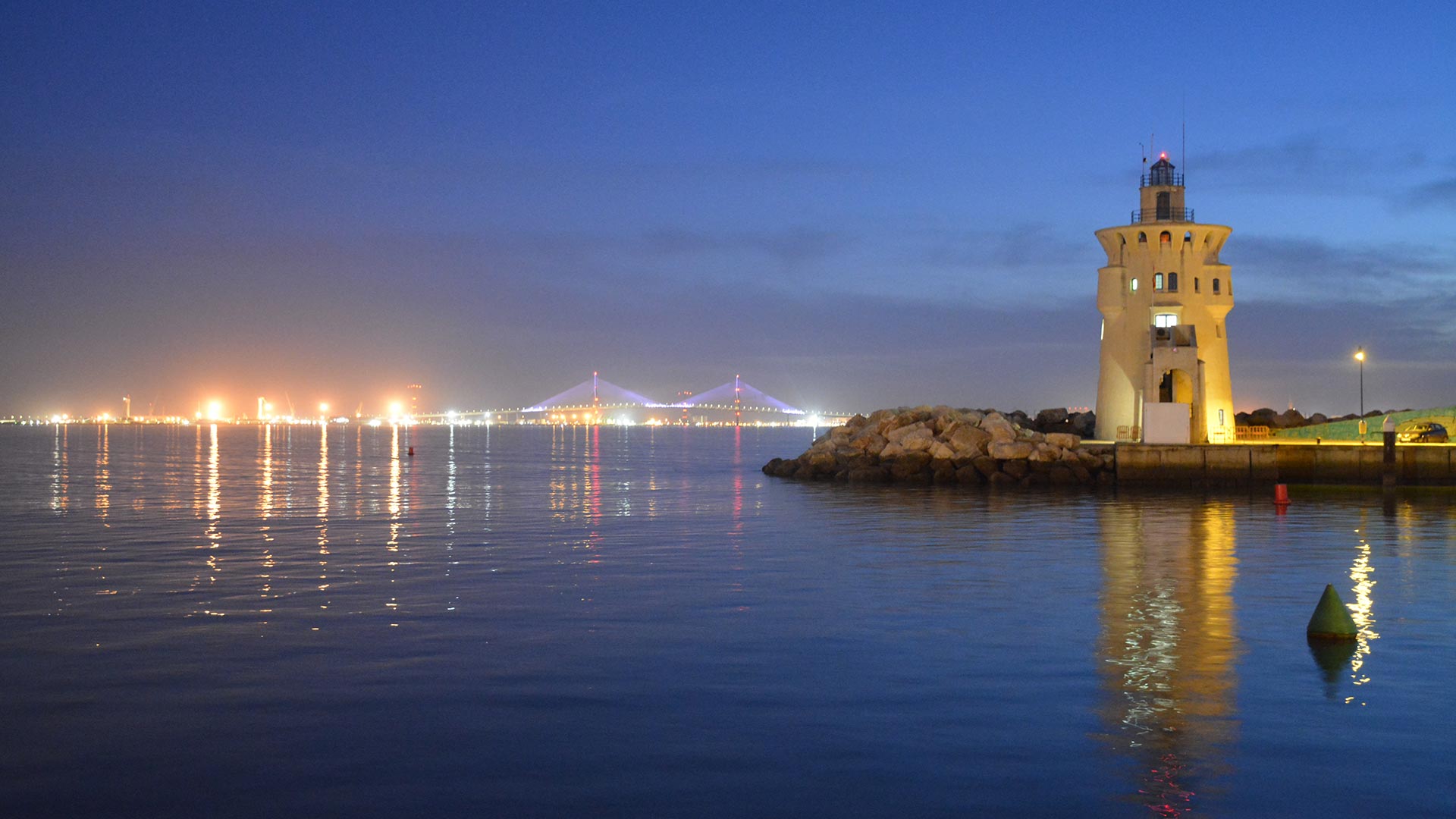 Faro del Puerto de Sta. María. Nocturna, Puente iluminado